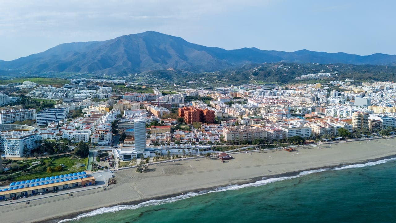 Blick auf die Costa del Sol und die Verbindung zwischen Immobilie und Neustart in Spanien